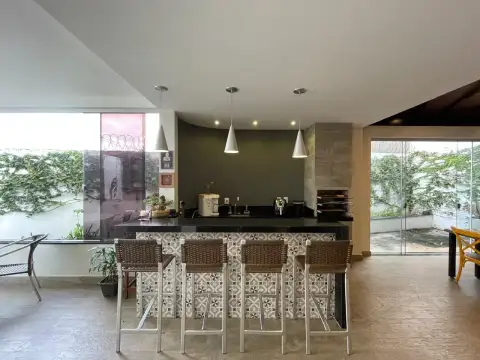 IMÓVEL COM EXCELENTE LOCALIZAÇÃO NO BAIRRO CIDADE JARDIM EM PATROCÍNIO-MG.