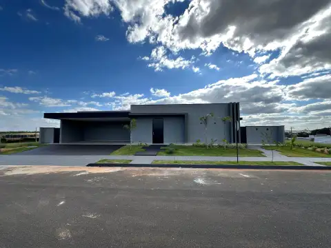 IMÓVEL DE ALTO PADRÃO À VENDA NO CONDOMÍNIO ROYAL PARK EM PATROCÍNIO-MG