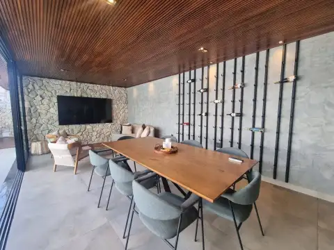 IMÓVEL COM LOCALIZAÇÃO PRIVILEGIADA NO BAIRRO CIDADE JARDIM EM PATROCÍNIO-MG.