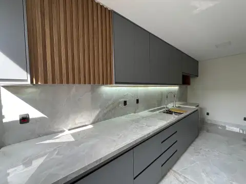 LINDA RESIDÊNCIA DE ALTO PADRÃO À VENDA NO BAIRRO CONSTANTINO EM PATROCÍNIO-MG.