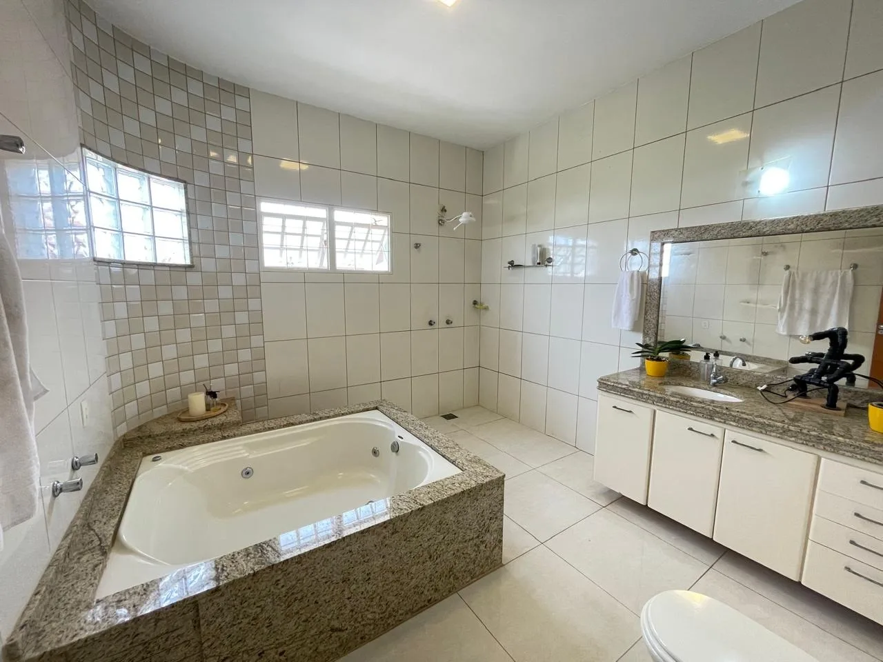 IMÓVEL COM EXCELENTE LOCALIZAÇÃO NO BAIRRO CIDADE JARDIM EM PATROCÍNIO-MG.