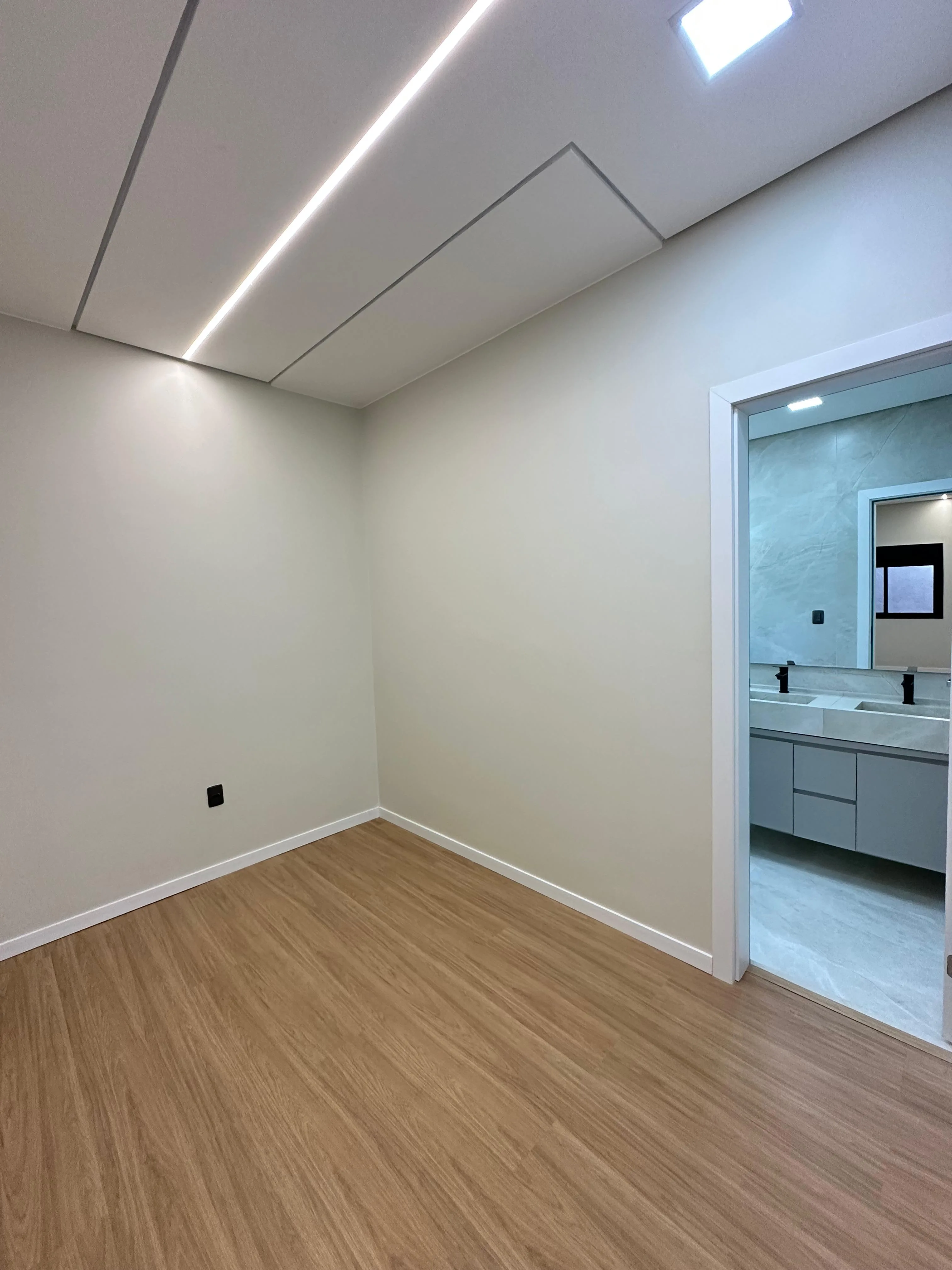 LINDA RESIDÊNCIA DE ALTO PADRÃO À VENDA NO BAIRRO CONSTANTINO EM PATROCÍNIO-MG.