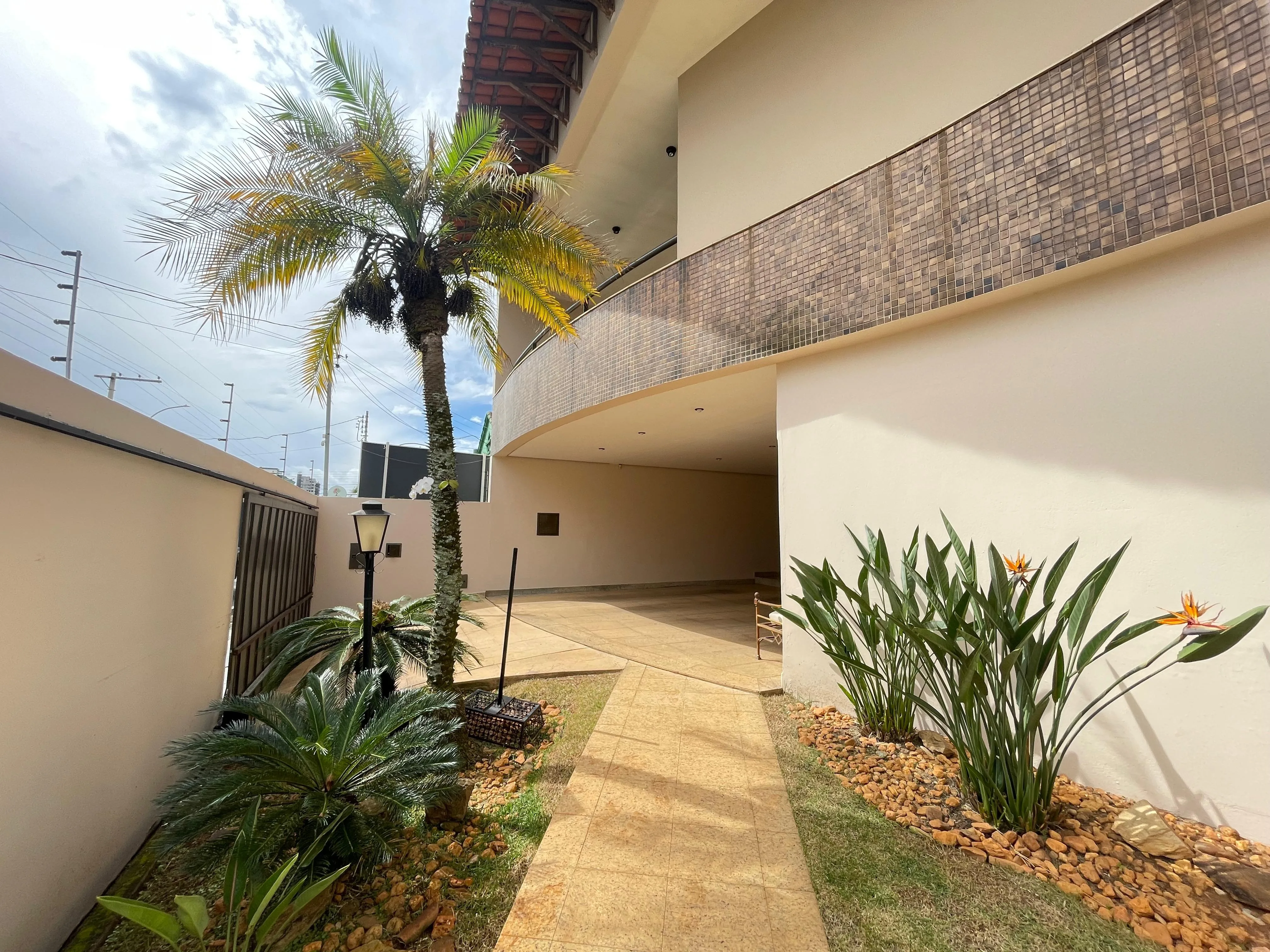 IMÓVEL DE LUXO COM LOCALIZAÇÃO PRIVILEGIADA NO CENTRO DE PATROCÍNIO-MG