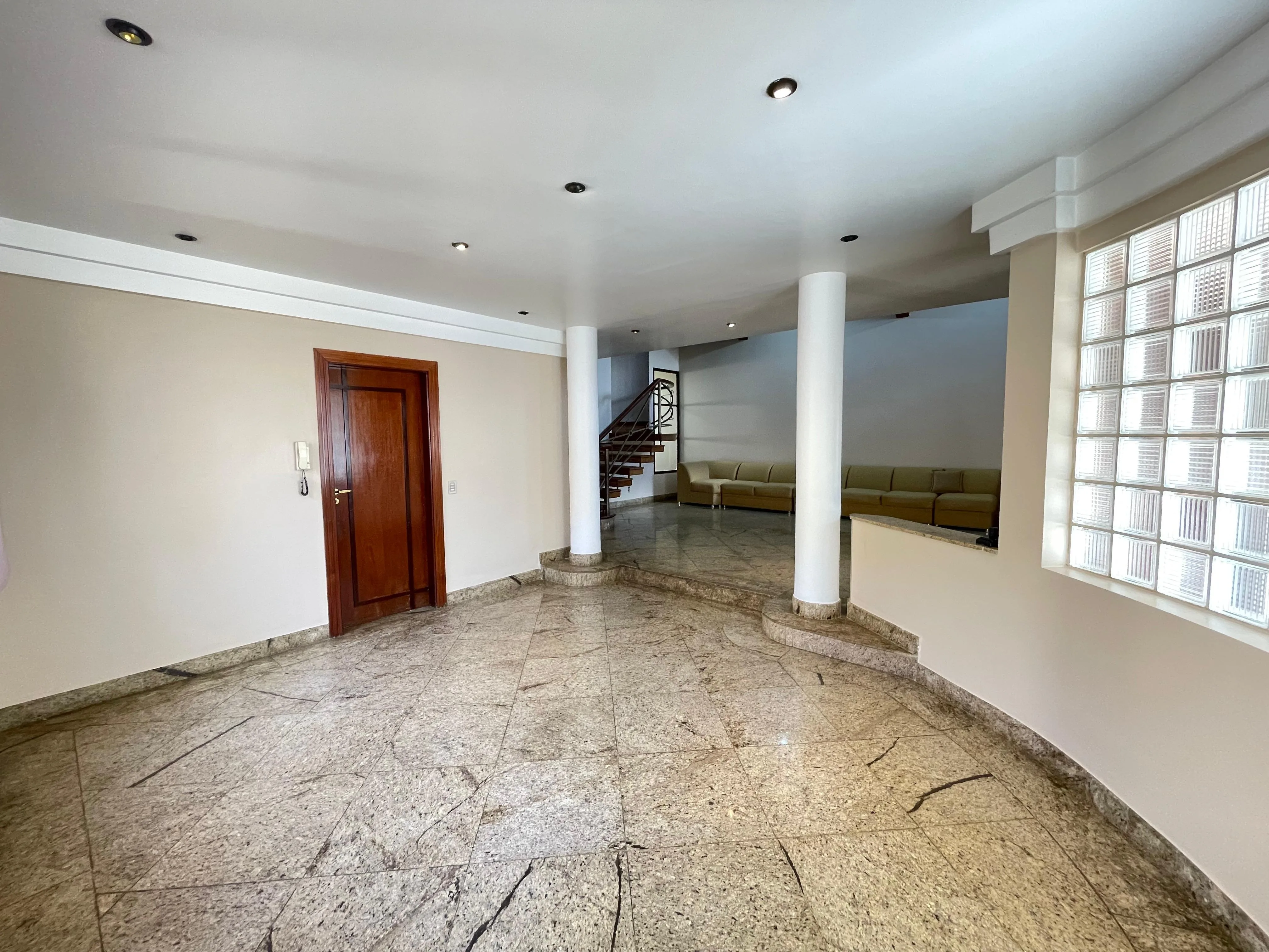 IMÓVEL DE LUXO COM LOCALIZAÇÃO PRIVILEGIADA NO CENTRO DE PATROCÍNIO-MG