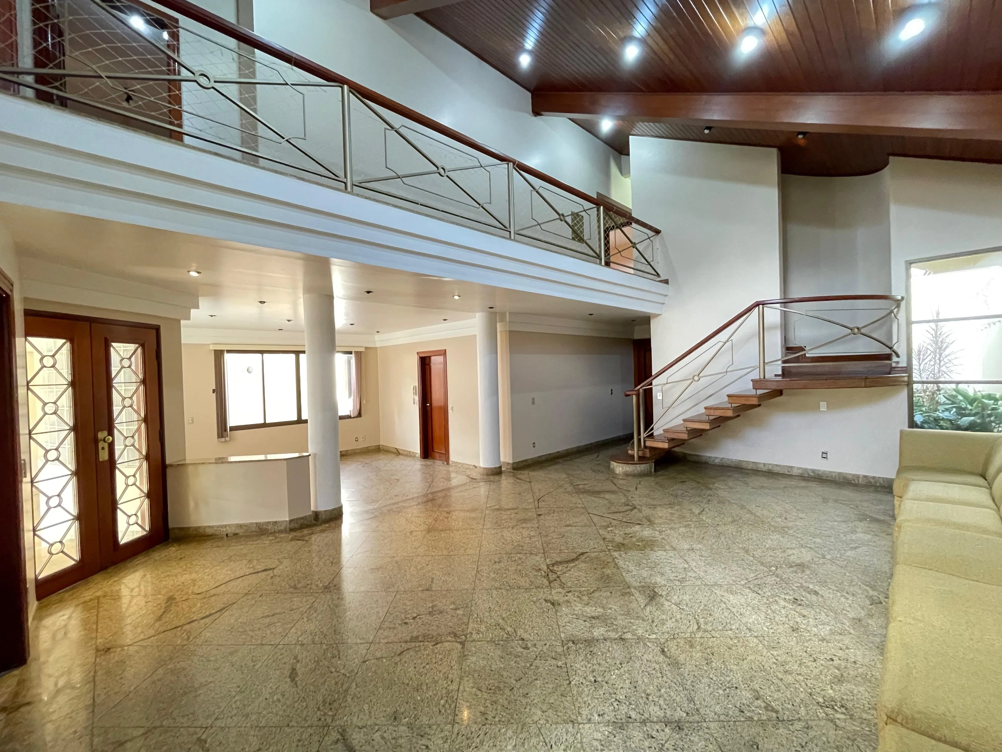 IMÓVEL DE LUXO COM LOCALIZAÇÃO PRIVILEGIADA NO CENTRO DE PATROCÍNIO-MG
