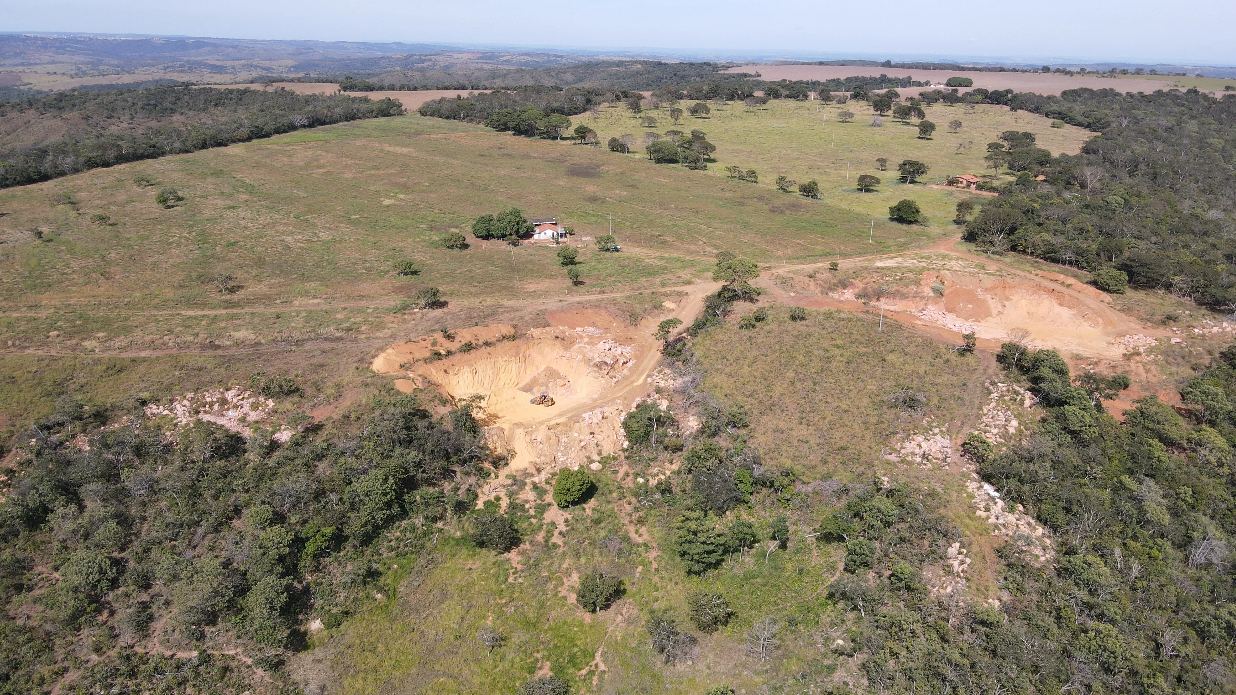 FAZENDA DE DUPLA APTIDÃO COM EXTRAÇÃO DE AREIA EM COROMANDEL