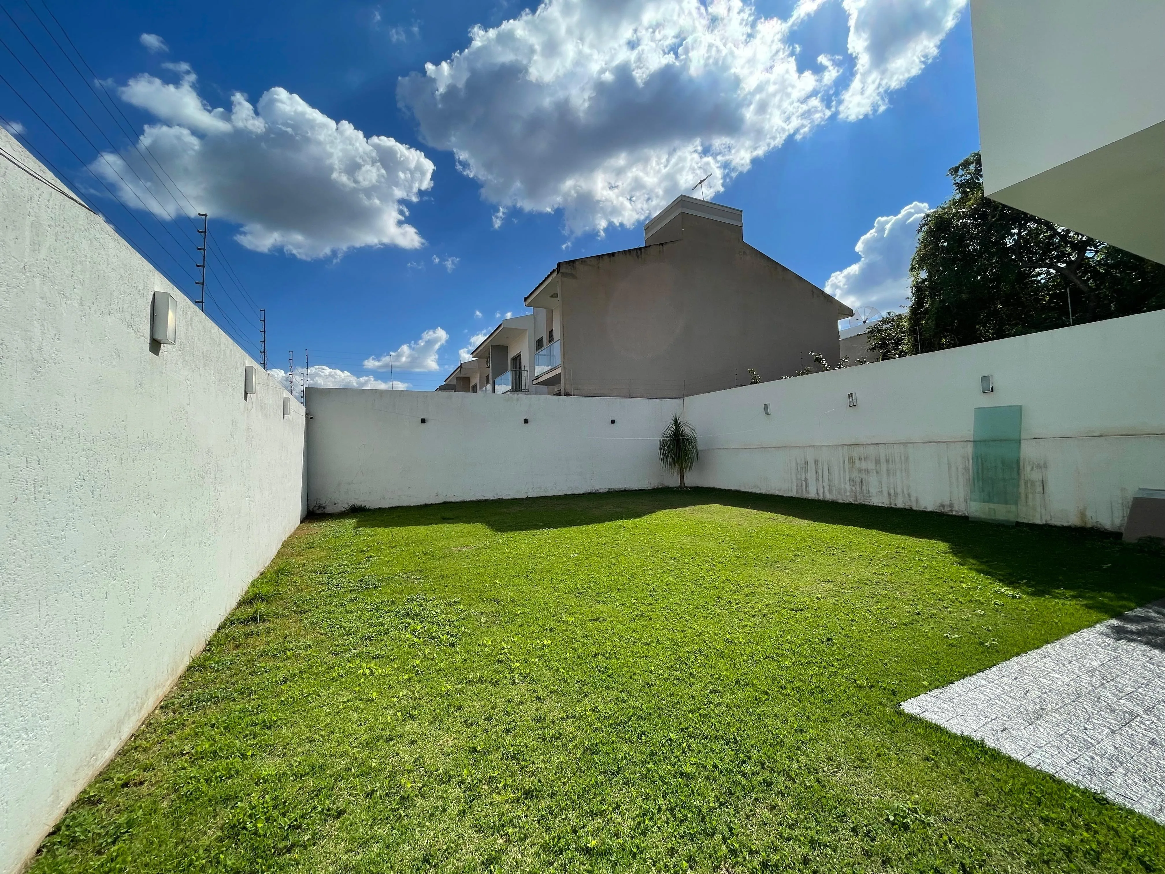 OPORTUNIDADE À VENDA NO BAIRRO SÃO VICENTE: IMÓVEL DE ALTO PADRÃO COM AMPLO TERRENO.